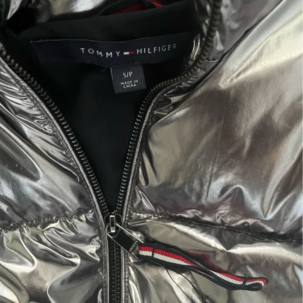 Tommy Hilfiger Women's Silver Metallic Puffer size small NEW* - Picture 2 of 5